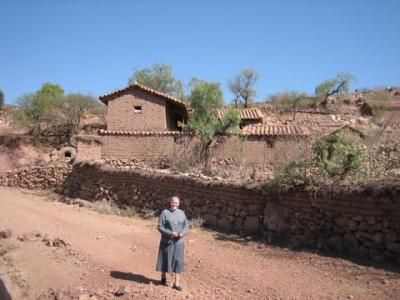 20071013023713-sr.-carmen-elena-al-fondo-una-casa.jpg
