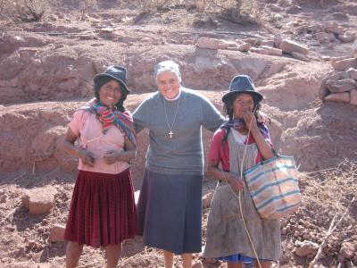 Carmen con dos cholitas