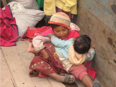 Ni&ntilde;a cuidando a su hermano